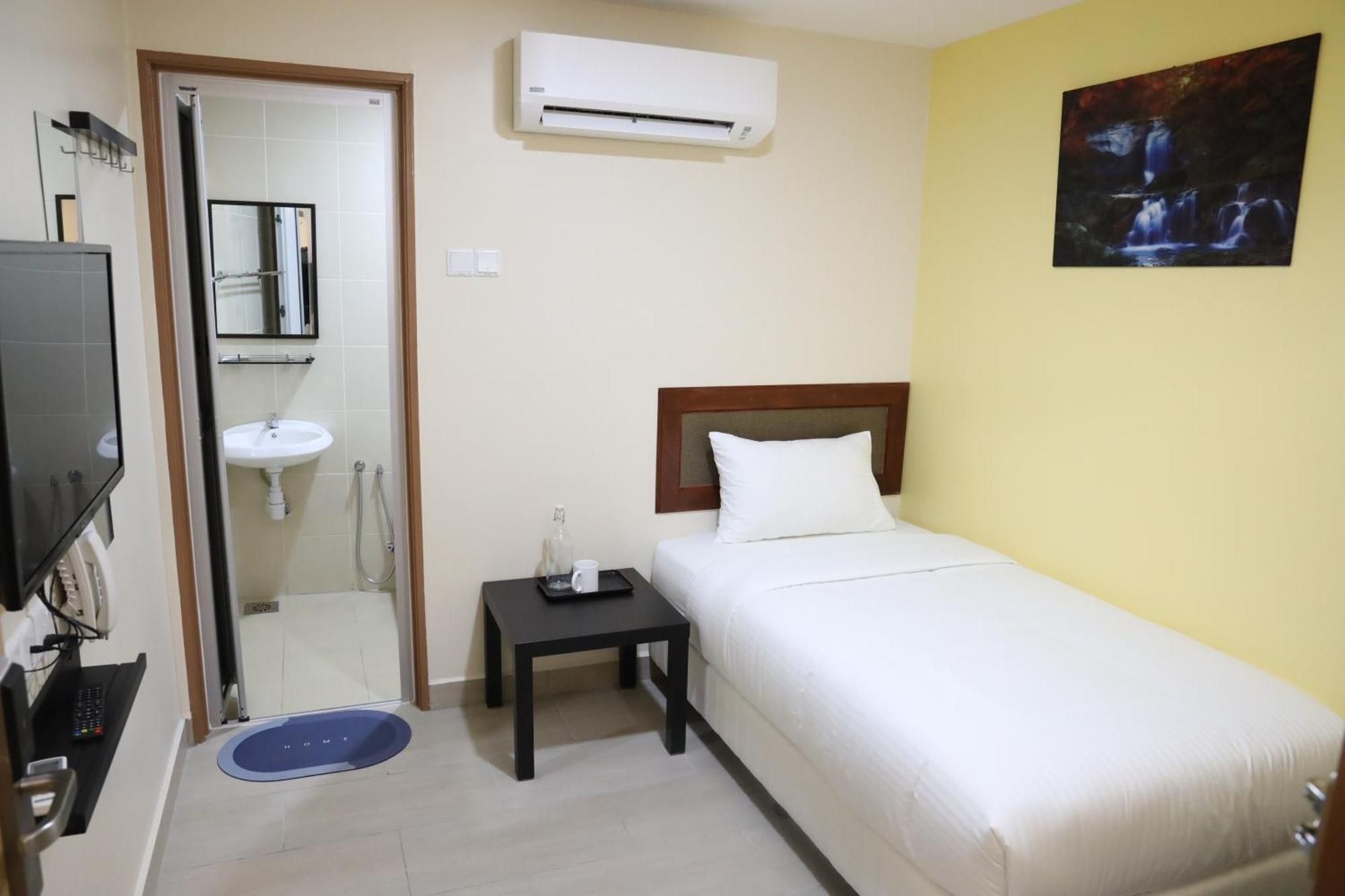 Capital O 90897 Island City Hotel George Town Exterior photo