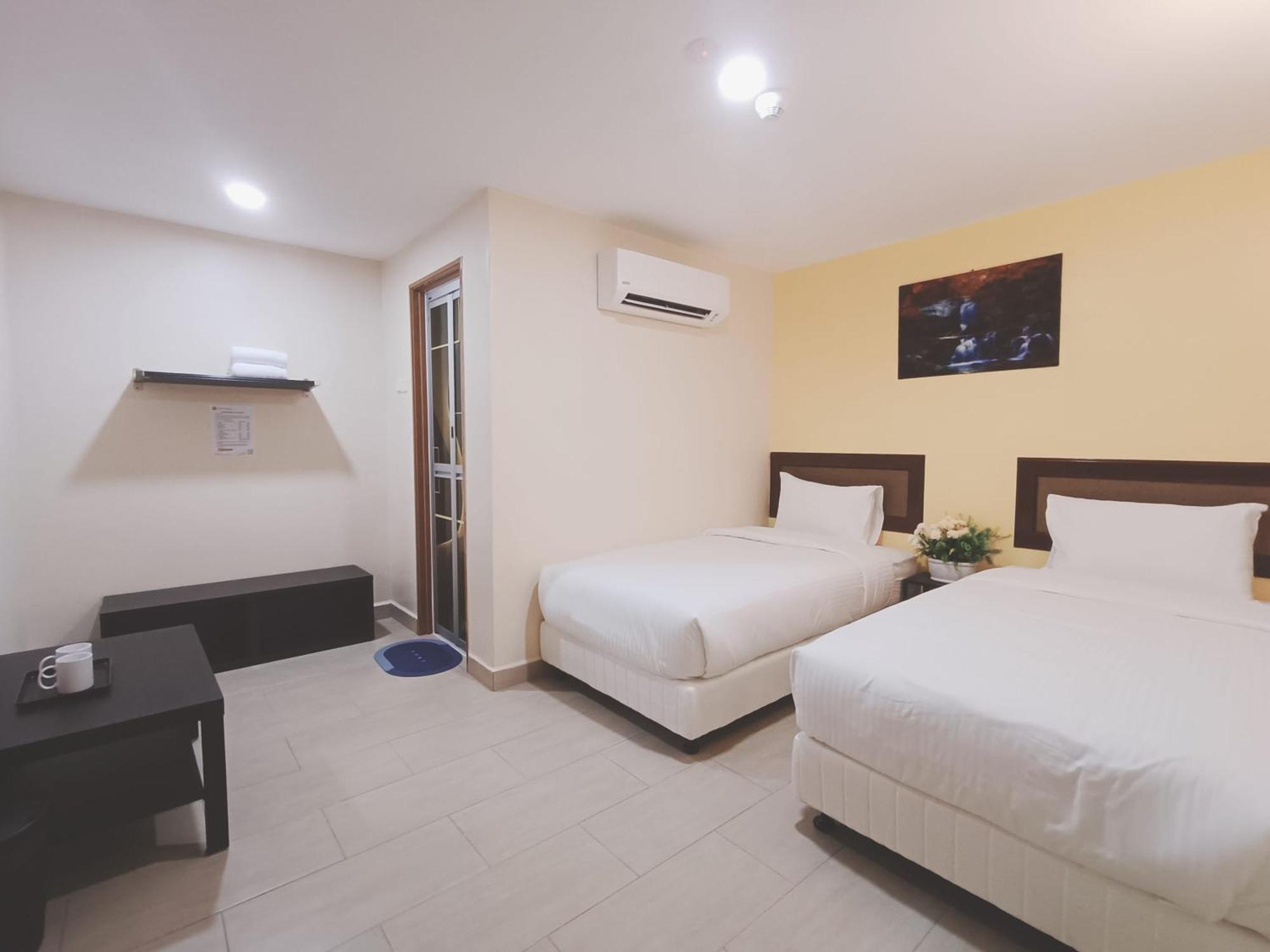 Capital O 90897 Island City Hotel George Town Exterior photo